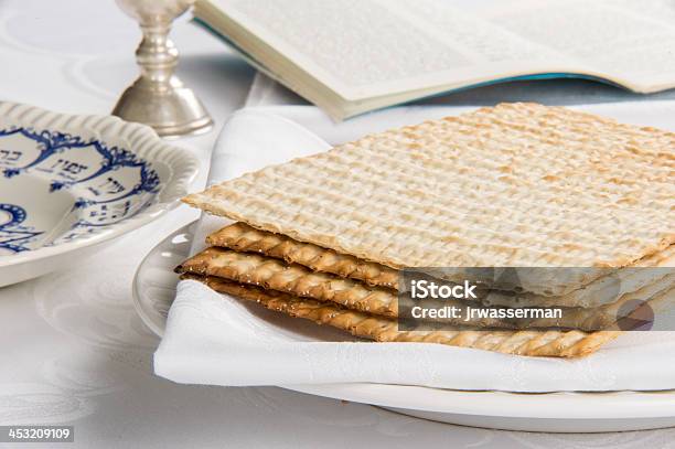 Foto de Detalhe De Matzah Em Um Prato e mais fotos de stock de Cena de tranquilidade - Cena de tranquilidade, Comida, Cultura de Israel