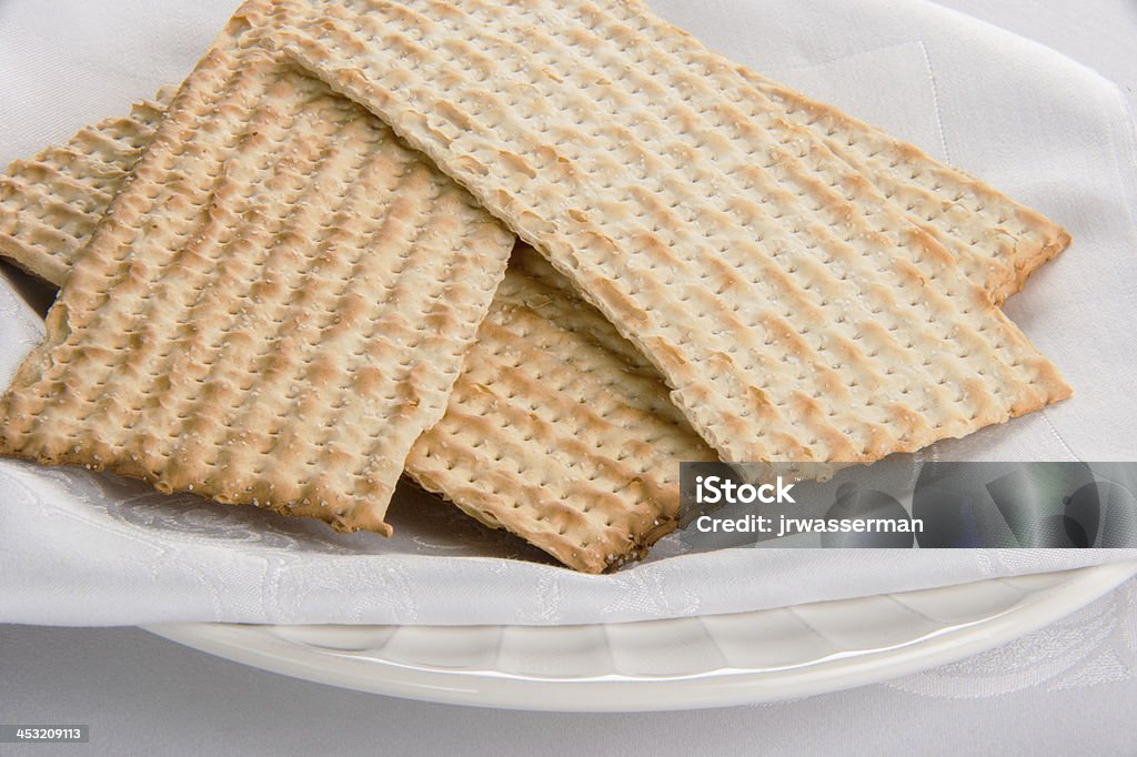 Крупным планом из Matzah на чашку - Стоковые фото Без людей роялти-фри