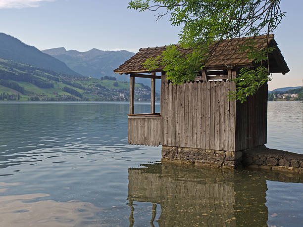 casa de madera en el lago - contrasts viewpoint wood wood panelling fotografías e imágenes de stock