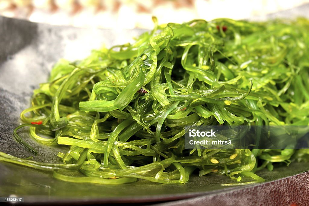 Salada de algas marinhas com sementes de sésamo - Foto de stock de Antepasto royalty-free