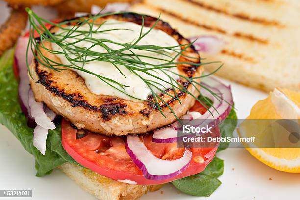 Lachsburger Und Pommes Frites Stockfoto und mehr Bilder von Burger - Burger, Fisch, Lachsburger