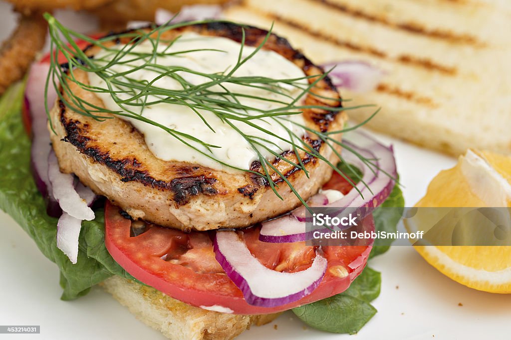 Salmón hamburguesa y papas fritas - Foto de stock de Hamburguesa - Alimento libre de derechos