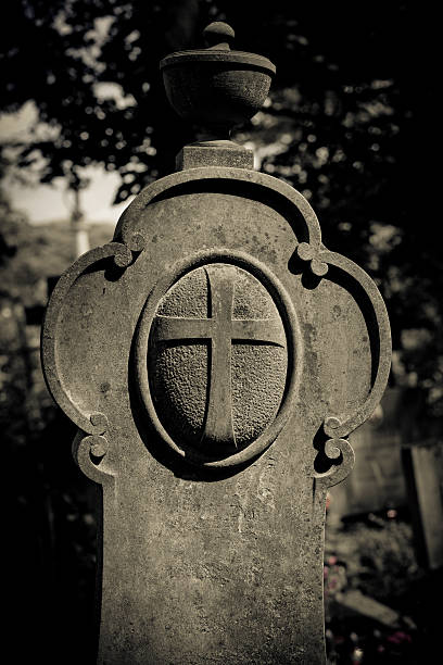 aristocrat tombstone entre la oscuridad - sculpture gothic style grave spooky fotografías e imágenes de stock