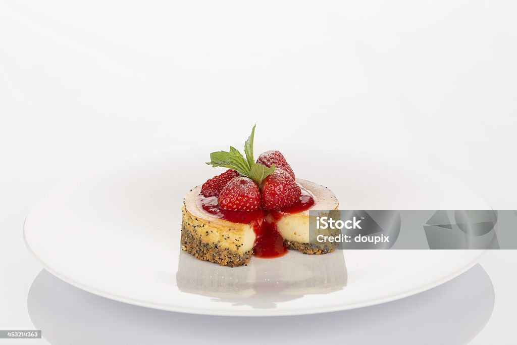 Cheesecake, fraise, coulis et à la menthe - Photo de Aliment libre de droits