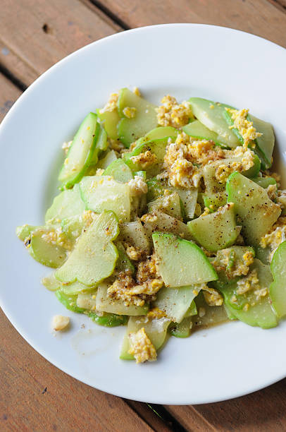 Aliment sauté au wok chayote avec œufs - Photo