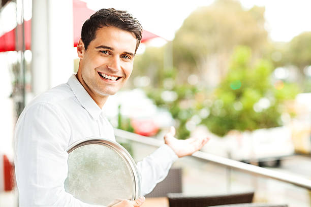 официант с подносом гостеприимный, работающий в ресторане - greeting welcome sign waiter butler стоковые фото и изображения