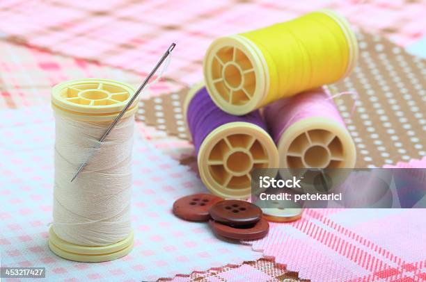 Foto de Carretilha De Linha e mais fotos de stock de Agulha - Agulha, Alfaiate - Ocupação, Algodão - Material Têxtil