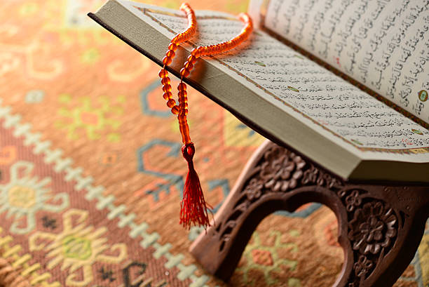 Holy koran Holuy Korand and prayer beads salah islamic prayer photos stock pictures, royalty-free photos & images
