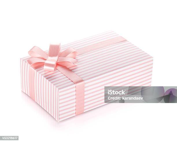 Photo libre de droit de Rose Et Boîte De Cadeau Avec Ruban Et Nœud banque d'images et plus d'images libres de droit de Anniversaire - Anniversaire, Anniversaire d'un évènement, Blanc