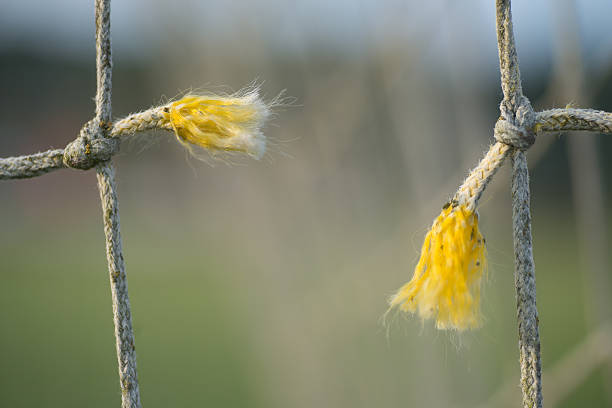 guasto rete zerissen - rope frayed breaking tied knot foto e immagini stock