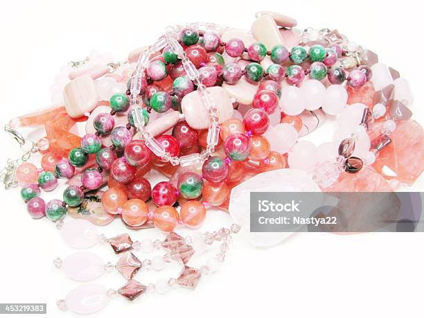 Photo libre de droit de Minier De Rouge Rose Et Perles De Couleur banque d'images et plus d'images libres de droit de Agate - Agate, Améthyste, Bijou