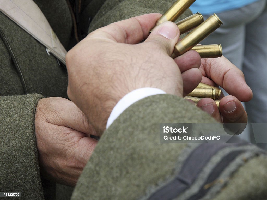 Рука с военнослужащим маркированные и картриджи - Стоковые фото Армия роялти-фри