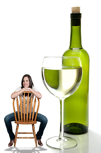 mulher com vinho - alcolholism imagens e fotografias de stock