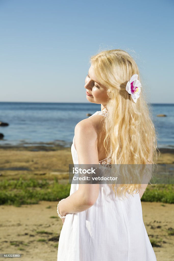 Frau im Kleid Genießen Sie Sonne und Hitze - Lizenzfrei Bildung Stock-Foto