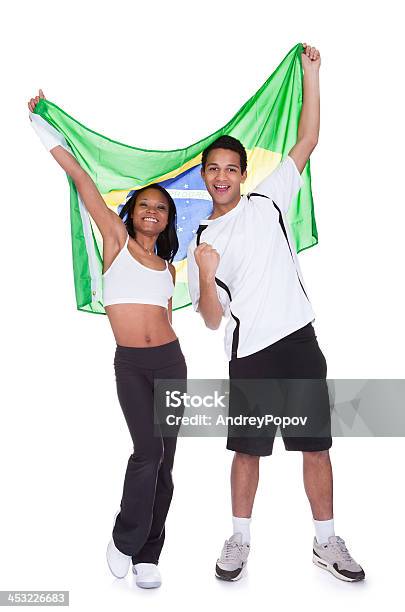 Casal Jovem Segurando A Bandeira Do Brasil - Fotografias de stock e mais imagens de Desporto - Desporto, Figura para recortar, Leque