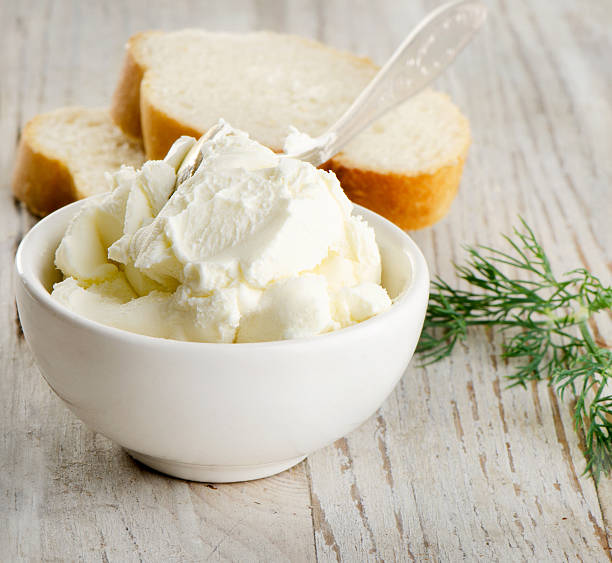 creme de queijo com ervas aromáticas frescas - portion cheese baguette bread imagens e fotografias de stock