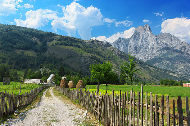 wsi w życie albański alpy - footpath european alps fence woods zdjęcia i obrazy z banku zdjęć