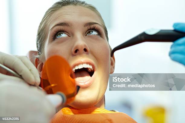 Wypełnienie Zęba - zdjęcia stockowe i więcej obrazów 20-24 lata - 20-24 lata, Badanie lekarskie, Ból zęba