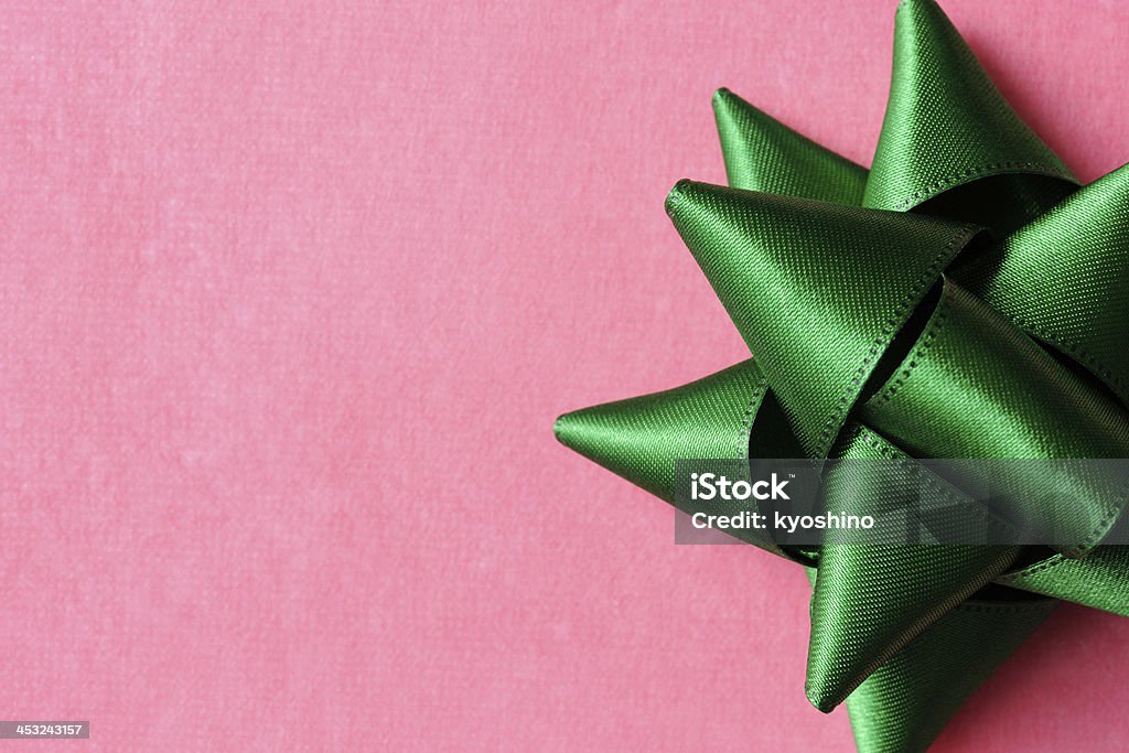 Rose et boîte-cadeau avec ruban vert - Photo de Anniversaire libre de droits