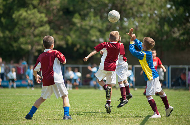 duel in the air - mannschaftsfußball stock-fotos und bilder