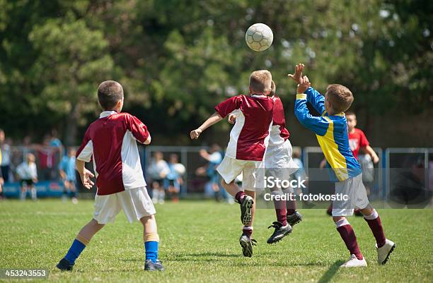 デュエルインザサンでは航空 - 子供のストックフォトや画像を多数ご用意 - 子供, サッカー, サッカーボール