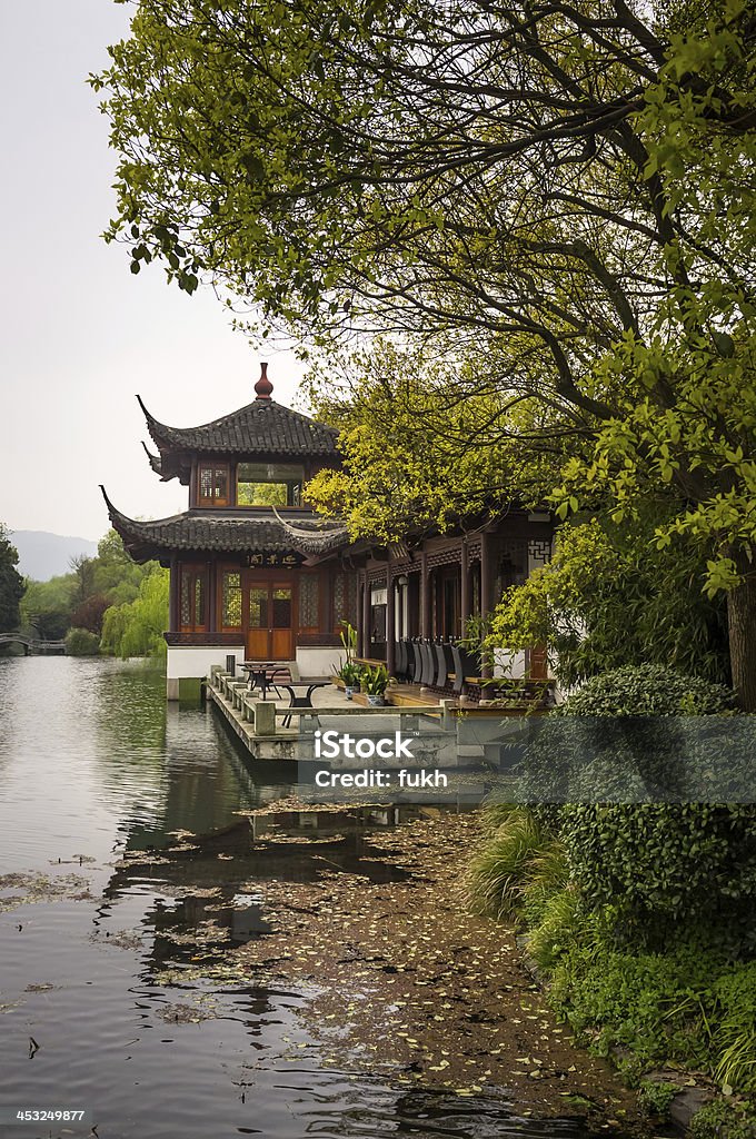 Chinesischer park in West Lake von Hangzhou - Lizenzfrei Anlegestelle Stock-Foto