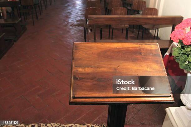 Pódio De Conferencista Na Igreja - Fotografias de stock e mais imagens de Apoio - Apoio, Batistério de San Giovanni, Capela