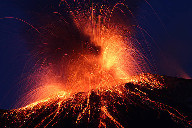 notte scuro eruzione del vulcano - volcano exploding smoke erupting foto e immagini stock