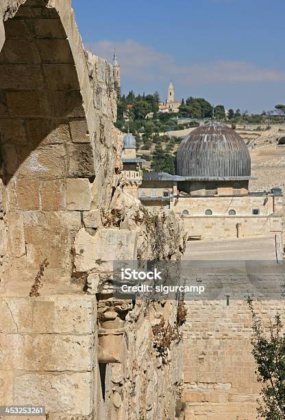 Cúpula De La Mezquita De La Antigua Ciudad De Jerusalén Foto de stock y más banco de imágenes de Arquitectura