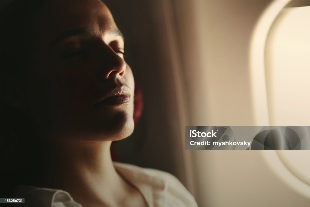 Mujer disfrutando el vuelo - Foto de stock de Avión libre de derechos