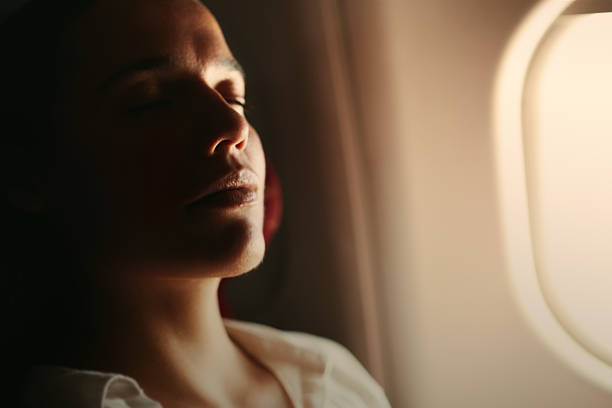 mujer disfrutando el vuelo - airplane air vehicle business travel passenger fotografías e imágenes de stock