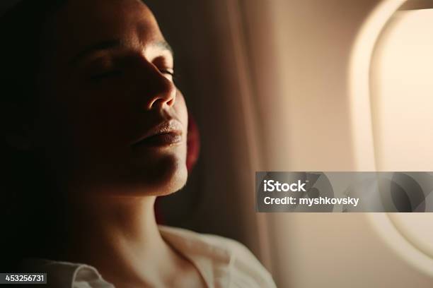 Mujer Disfrutando El Vuelo Foto de stock y más banco de imágenes de Avión - Avión, Relajación, Dormir