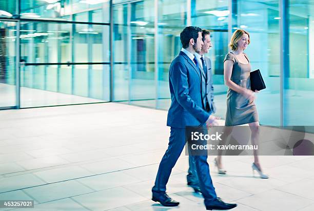 Corsa Al Lavoro - Fotografie stock e altre immagini di Astratto - Astratto, Colletti bianchi, Tre persone