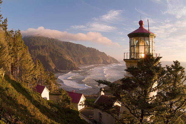 heceta head avec vue sur le majestueux phare de brillants sur la côte de l'oregon - oregon beach photos et images de collection