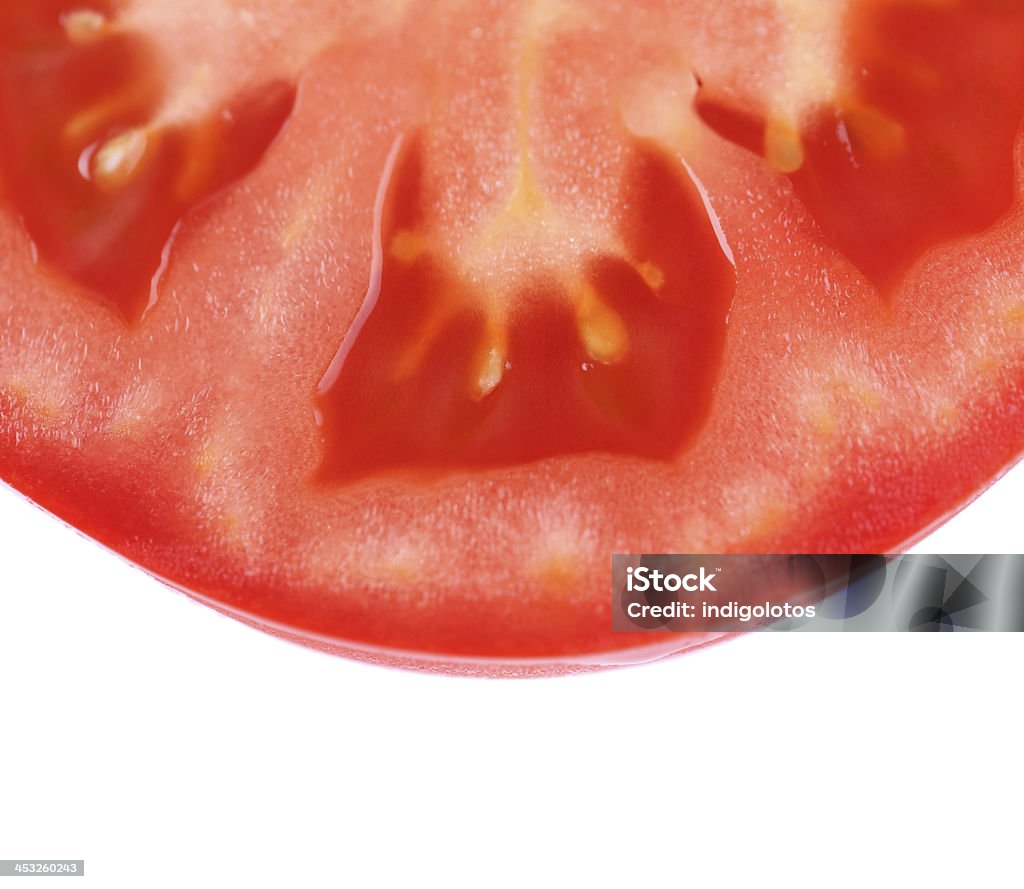 Половина ломтиком помидора изолированные - Стоковые фото Вегетарианское питание роялти-фри
