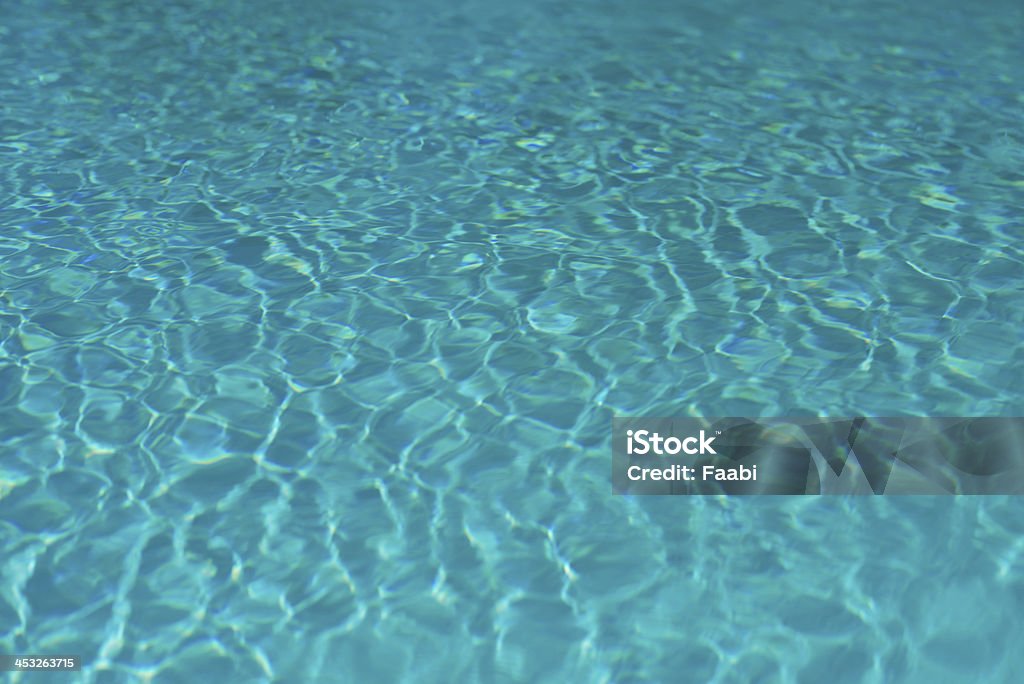 Bleu sarcelle l'eau dans une piscine - Photo de Couleur vive libre de droits
