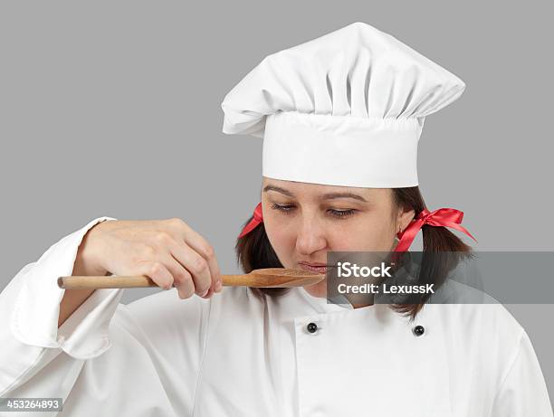 Mujer The Cook Tiene Una Cuchara En Un Lado Foto de stock y más banco de imágenes de Adulto - Adulto, Alimento, Bandeja