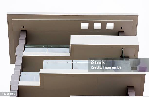 Vista De Ângulo Baixo De Apartamento Moderna Com Varanda Bloco De Vidro - Fotografias de stock e mais imagens de Ao Ar Livre