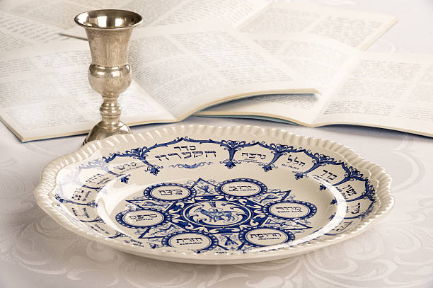 pâque juive assiette avec coupe du sabbat et haggadah - passover judaism seder kiddush cup photos et images de collection