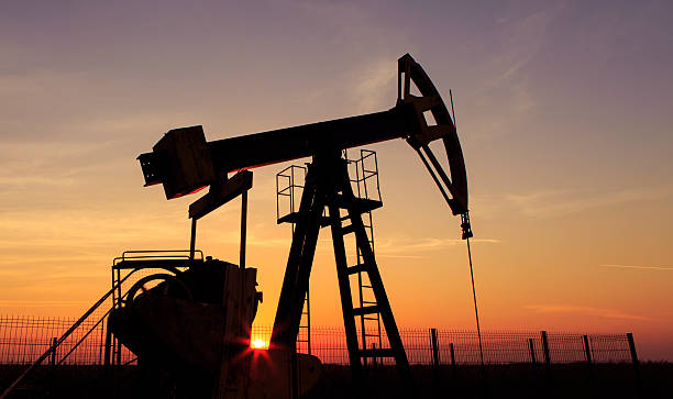 istock Operating oil and gas well 453266119
