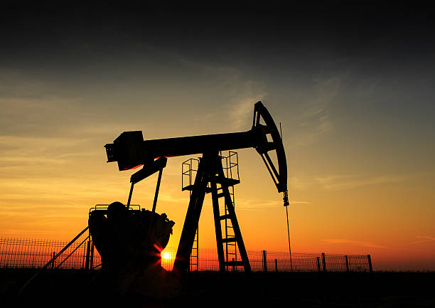 istock Operating oil and gas well 453266155