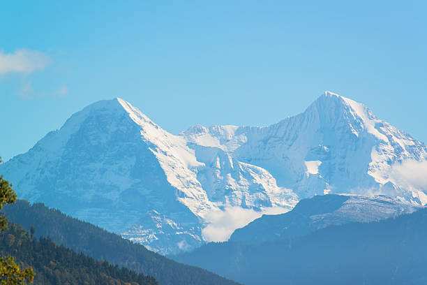 alpy i thun jezioro w pobliżu spiez miasto w szwajcarii, europa - jungfrau region zdjęcia i obrazy z banku zdjęć