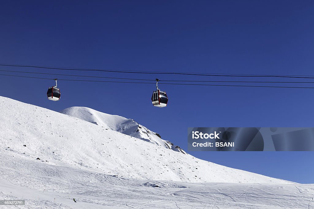 Góndola ascensor y pista de esquí - Foto de stock de Aire libre libre de derechos