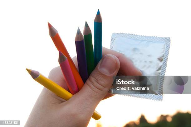 Foto de Verão Brilhante Imagem De Condom e mais fotos de stock de Arte - Arte, Arte e Artesanato - Assunto, Camisinha