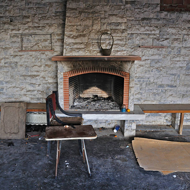 dirty caminetto in abbandonato interno - burnt furniture chair old foto e immagini stock