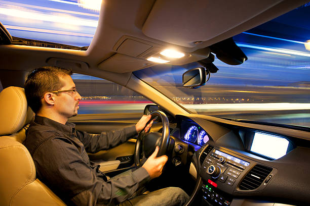 de conducción hogar - car driving dashboard night fotografías e imágenes de stock