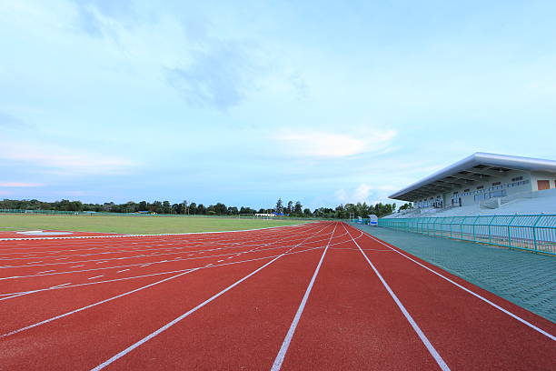 piste de jogging - track and field stadium photos et images de collection