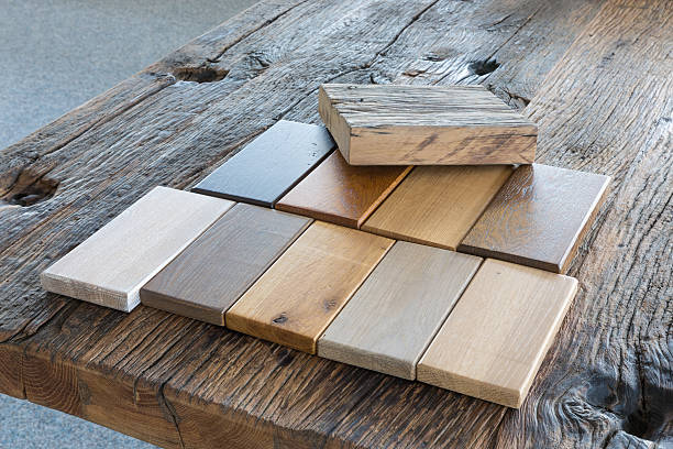 campioni da diversi tipi di legno in un negozio di mobili - carpet sample foto e immagini stock