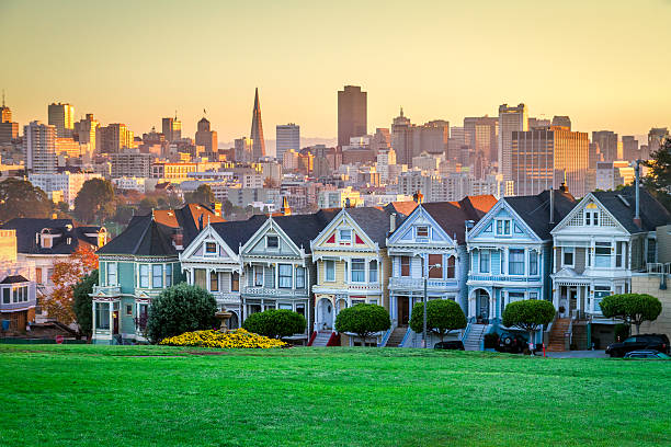 알라모 광장 및 도장 숙녀들, 샌프란시스코 스카이라인을 - residential district san francisco county house city 뉴스 사진 이미지