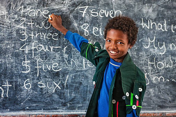 rapaz africano é a aprendizagem de língua inglesa - education blackboard africa youth culture imagens e fotografias de stock